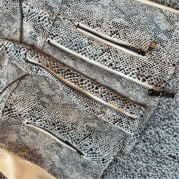 Trendy jacket, so many details! - Picture 5 of 11